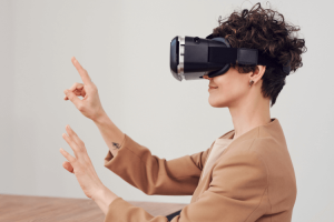 10-Virtual-and-Augmented-Reality-300x200